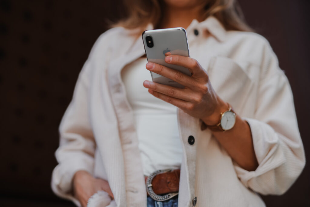 Closeup vrouw met telefoon app