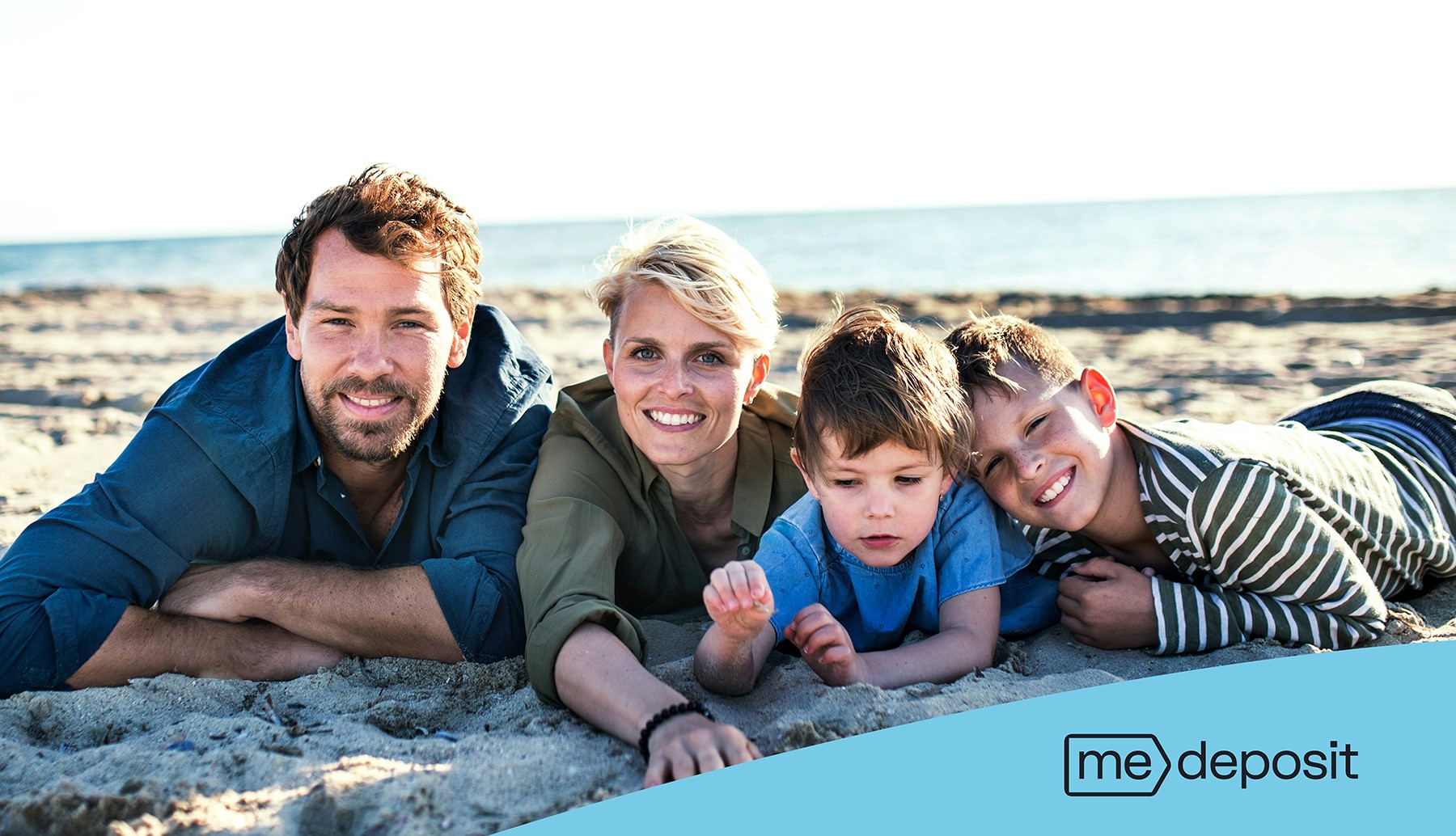 Gezin ligt op het strand te relaxen met daaronder de tekst MeDeposit