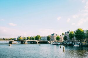 Zicht vanaf het water op de stad
