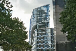 foto van glazen appartementencomplex
