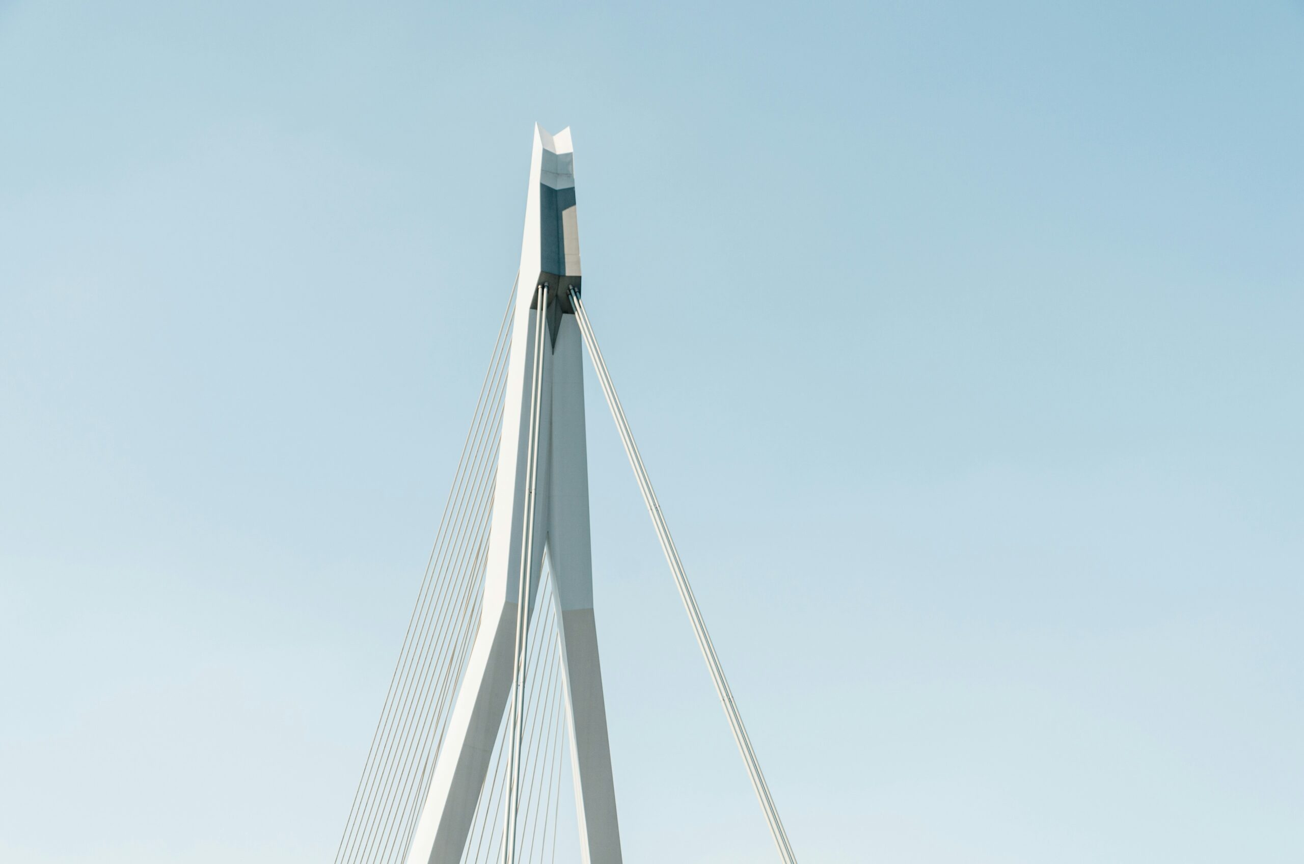 Top van een brug tegen de blauwe lucht